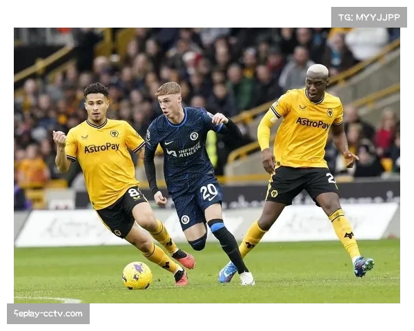 狼队球员在进球后跑向看台，将进球献给正在医院接受治疗的小球迷